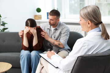 Obraz premium In vitro fertilization (IVF). Upset couple having consultation with doctor in reproductive clinic