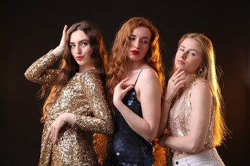Naklejka premium Beautiful women with different hair colors on dark background
