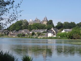 Lac et Château de Combourg, Combourg, Ille et Vilaine, Bretagne, France, Village préféré des...