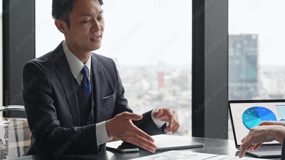 Poster 打ち合わせ、会議、ミーティング、ビジネスマン、ビジネス、男性、ビジネスパーソン、相談、面談、会話、提案、接客、コンサルタント、コンサルティング、アドバイザー、サポート、オフィス、ロビー、都市、人材、日