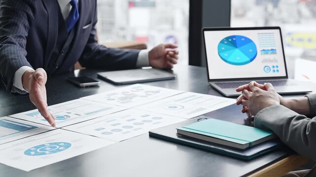 会議、相談、ミーティング、ビジネス、面談、書類、提案、接客、見積もり、オフィス、人材、日本人、手元、顔なし、会話、打ち合わせ、ビジネスパーソン、ビジネスマン、チームワーク、グループ、チーム、企業、経営、経理、決算、資料、レポート、企画書、データ、リサーチ、調査、グラフ、画面、ノートパソコン、PC、IT、DX、コンサルタント、コンサルティング、アドバイザー、顧問、顧客、商談、研修、レッスン、コーチン