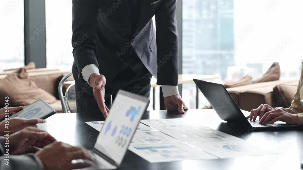 Poster チームワーク、ビジネス、会議、ミーティング、打ち合わせ、グループ、経営、企業、議論、プロジェクト、企画、企画書、提案、レポート、書類、データ、オフィス、人材、日本人、ビジネスパーソン、手元、顔なし、ア