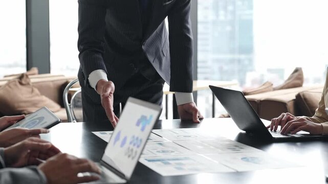 チームワーク、ビジネス、会議、ミーティング、打ち合わせ、グループ、経営、企業、議論、プロジェクト、企画、企画書、提案、レポート、書類、データ、オフィス、人材、日本人、ビジネスパーソン、手元、顔なし、アップ、男性、女性、アジェンダ、指導、コンサルタント、コンサルティング、アドバイザー、顧問、同僚、上司、部下、接客、顧客、商談、多人数、複数、研修、コーチング、指示、リーダーシップ、OJT、社内、すり合