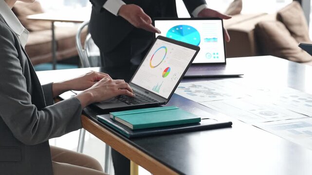 ビジネス、事務、経理、会計、決算、コスト、データ、コストカット、経費削減、ミーティング、節税、税理士、財務、税務、男性、女性、資料、会議、バックオフィス、指示、指導、管理職、社長、経営者、経営、マネジメント、ノートパソコン、PC、DX、IT、情報、確定申告、オフィス、人材、日本人、ビジネスパーソン、手元、顔なし、アップ、会社員、書類、戦略、グラフ、統計、アンケート、リサーチ、調査、スローモーション