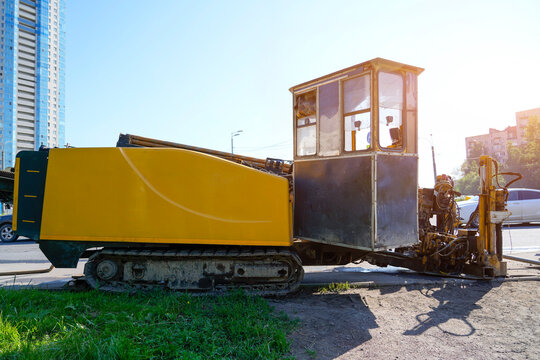 Machine directional pipe laying method during operation, horizontal drilling, laying of communications under the road and asphalt without excavation and soil ore mining - Powered by Adobe