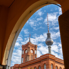 Rotes Rathaus in Berlin an einem sonnigen Morgen auf der Ostseite © dL