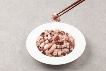 Octopus is a member of the octopus family. Its body is about 70cm long, round and gray, but its color changes depending on the surrounding light.
