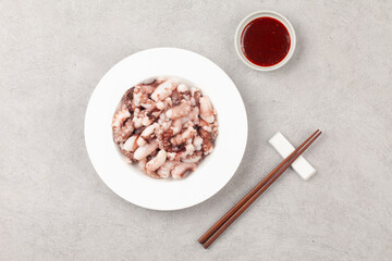 Octopus is a member of the octopus family. Its body is about 70cm long, round and gray, but its color changes depending on the surrounding light.
