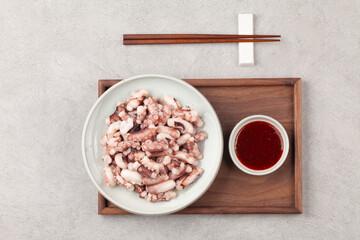 Octopus is a member of the octopus family. Its body is about 70cm long, round and gray, but its color changes depending on the surrounding light.
