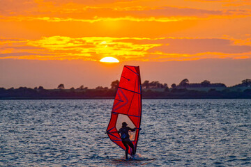 Surfer im Sonnenuntergang im Wieker Bodden (Rügen)