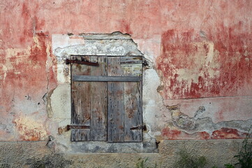 Fenster an einem alten Haus