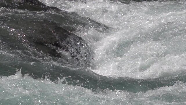 Vue rapproch&eacute;e au ralenti sur des courants rapides de rivi&egrave;re de montagne 