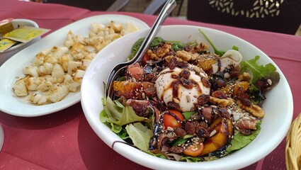  Ensalada fresca de burrata, melocotón y vinagre de módena