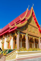 Obraz premium Thailand wat buddhist temples. Religious sacred places in Thailand, thai buddhism and classic stupa and pagoda architecture decoration with golden figures, flowers, colorful ornament and paintings
