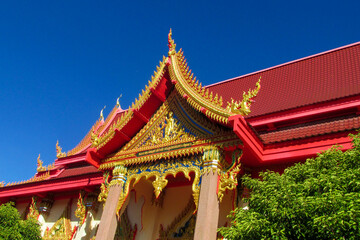 Obraz premium Thailand wat buddhist temples. Religious sacred places in Thailand, thai buddhism and classic stupa and pagoda architecture decoration with golden figures, flowers, colorful ornament and paintings