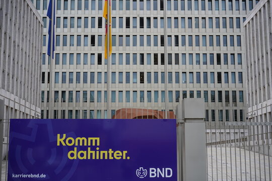 Zentrale des Bundesnachrichtendienstes (BND) mit Jobwerbung in Berlin am 16.07.2025