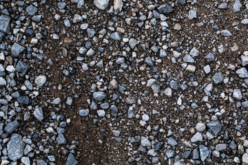 terreno naturale di terra bagnata scura e ghiaia