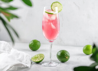 Fototapeta premium Santi-Spritz Cocktail – ein erfrischendes Sommergetränk, mit Prosecco, Bitter - I
