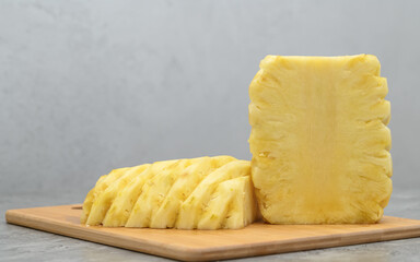 Ananas przekrojony wzdłuż na pół,  miąższ w srodku
