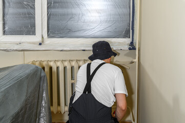 Painting the apartment and old cast iron radiators with paint