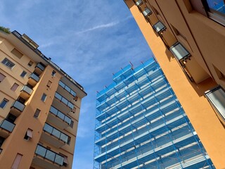 Lavori in corso nel cantiere edile riguardo alla ristrutturazione di un condominio in estate