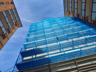 Lavori in corso nel cantiere edile riguardo alla ristrutturazione di un condominio in estate