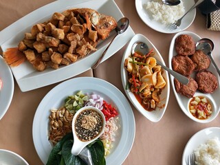 Traditional Thai Cuisine with Fried Fish, Spicy Stir-Fried Seafood, and Miang Kham