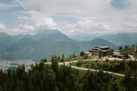 Das Kufsteiner Haus auf dem Pendlinger Berg im Sommer. Kufstein aus der Luft 2