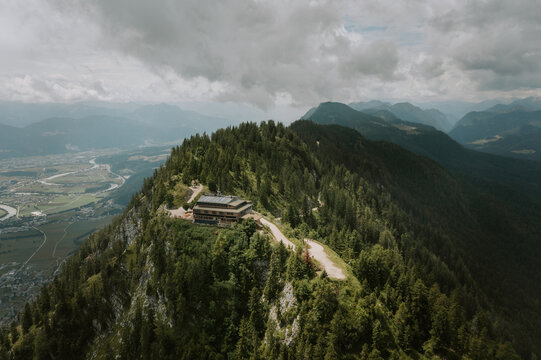 Das Kufsteiner Haus auf dem Pendlinger Berg im Sommer. Kufstein aus der Luft 1