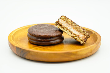 나무 접시 위에 초코파이 흰색 배경 컷