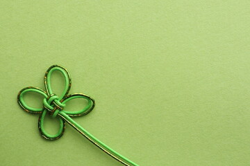 クローバーの水引飾りを使った背景素材　背景色黄緑色