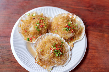 Garlic-flavored vermicelli scallops in a white paper plate