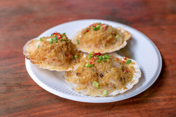 Garlic-flavored vermicelli scallops in a white paper plate