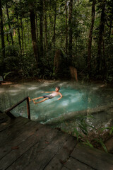 Blaue Quelle im Amazonas-Regenwald – kristallklares Wasser inmitten tropischer Natur, unberührte...
