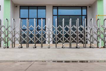 Electric telescopic gate for building entrance