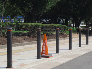 The red pylon indicates the bus stop, a place where buses get in and out.
The Japnese message...
