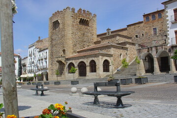 Cáceres é uma cidade medieval em Espanha, com muralhas, palácios e ruas de pedra que parecem...