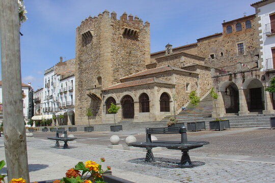 C&aacute;ceres &eacute; uma cidade medieval em Espanha, com muralhas, pal&aacute;cios e ruas de pedra que parecem suspensas no tempo. Patrim&oacute;nio Mundial, encanta pela hist&oacute;ria e beleza preservada.