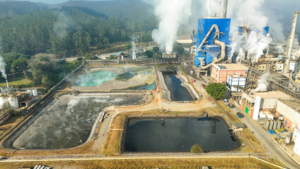 Vista aérea do sistema de tratamento de água e esgoto em uma indústria de papel e celulose, com tanques, estruturas técnicas e sustentabilidade industrial