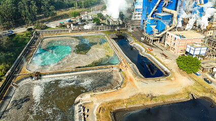 Estação de tratamento de água e esgoto operando dentro de uma indústria de papel e celulose. A imagem destaca a infraestrutura e compromisso ambiental do setor industrial