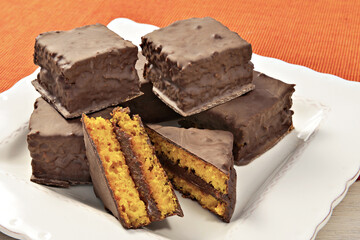 Bolo de cenoura com cobertura de chocolate