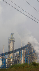 complexo de papel e celulose, com galp&otilde;es, chamin&eacute;s e &aacute;reas de produ&ccedil;&atilde;o, s&iacute;mbolo do setor industrial e exportador brasileiro.