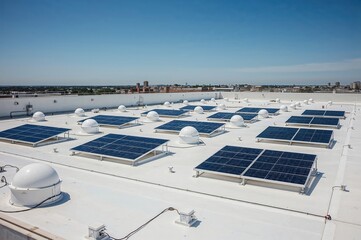 Obraz premium Flat Roof Commercial Solar Systems, Multiple Solar Panel Arrays, Industrial Green Energy, Large Rooftop Power Generation, Urban Solar Technology
