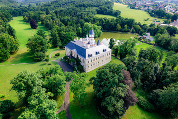 Wioska Radun w Czechach z pięknym zamkiem i parkiem pałacowym. Panorama z lotu ptaka w lecie. © Franciszek