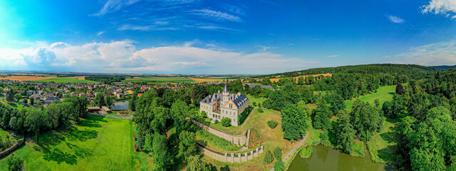 Wioska Radun w Czechach z pięknym zamkiem i parkiem pałacowym. Panorama z lotu ptaka w lecie. © Franciszek