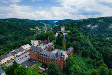 Kompleks pałacowo-parkowy w Hradcu nad Moravicí znajduje się na północno-wschodnim cyplu Niskiego Jesionika u ujścia potoku Hradecna do rzeki Moravicy. Panorama z lotu ptaka w lecie. © Franciszek