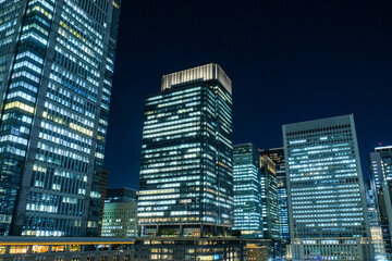 高層ビル　夜景　東京　丸の内
