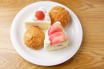 苺ショートケーキと桃ケーキ