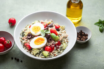 salade de riz fraiche, concombre, tomate, thon, olives et oeufs mollets	