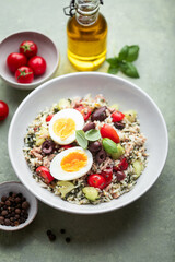 salade de riz fraiche, concombre, tomate, thon, olives et oeufs mollets	